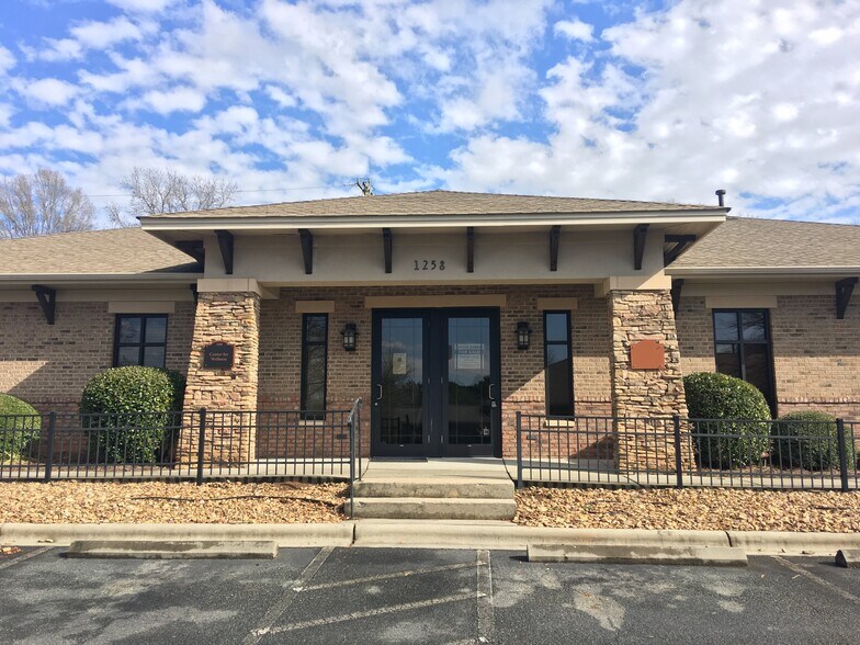 Primary Photo Of 1258 Mann Dr, Matthews Medical For Sale