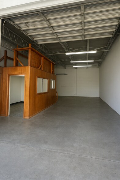 More Photos Of 4549 St Augustine Rd, Jacksonville Warehouse For Lease
