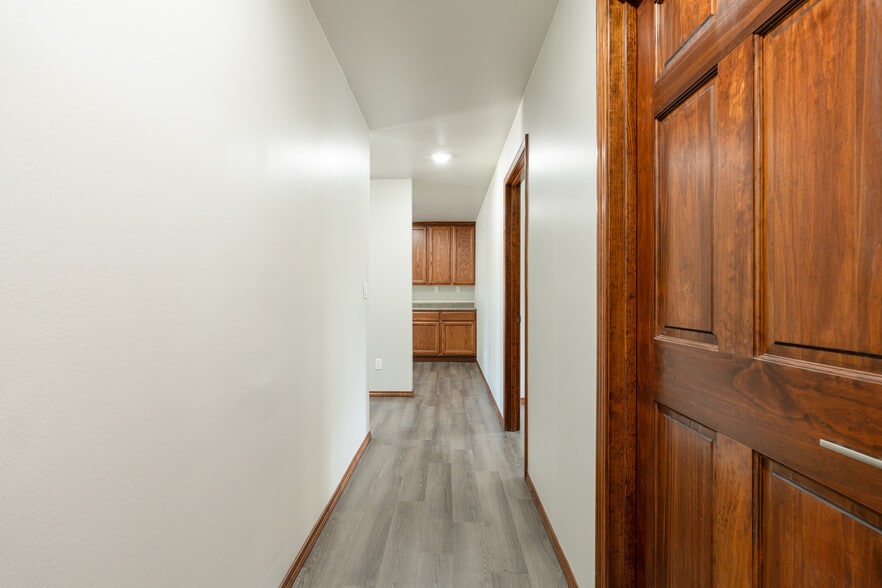 More Photos Of 8984 S Park Rd, Rogers Office For Lease