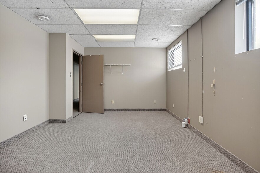 More Photos Of 812 Dundas St, London Freestanding For Sale