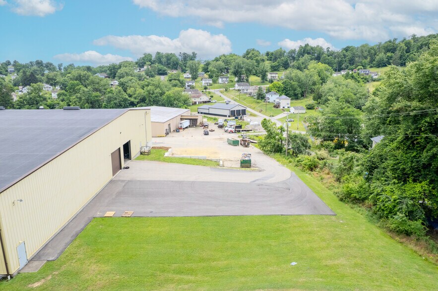 More Photos Of 5 B W Industrial, Washington Warehouse For Lease