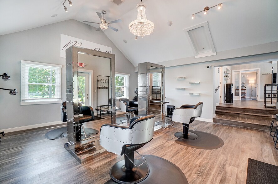 More Photos Of 235 W Franklin St, Centerville Storefront Retail Office For Lease