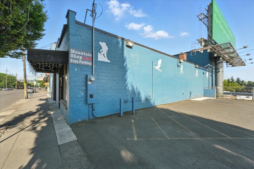 More Photos Of 2975 NE Sandy Blvd, Portland Storefront For Sale