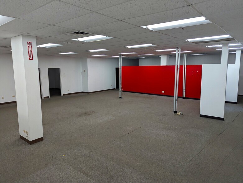 More Photos Of 2021 West St, River Grove Warehouse For Lease