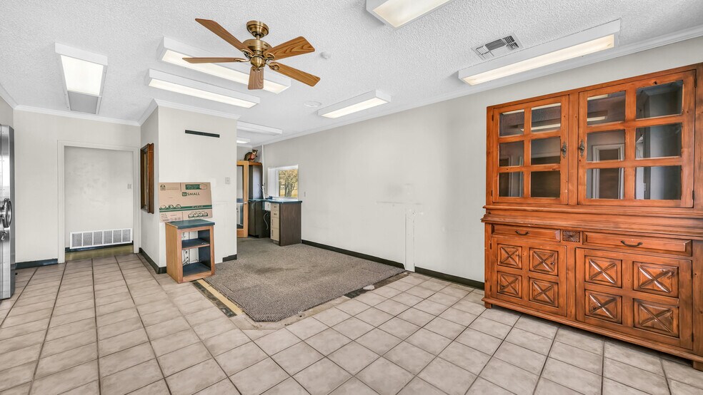 More Photos Of 107 Fannin St, Millsap Bank For Lease