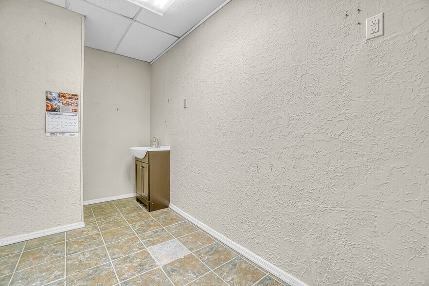 More Photos Of 1222 NW Cache Rd, Lawton Office For Sale