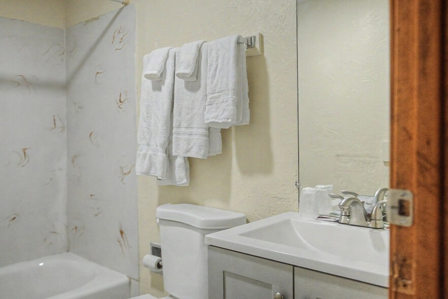 More Photos Of 801 W Broadway Ave, Bloomfield Hotel For Sale