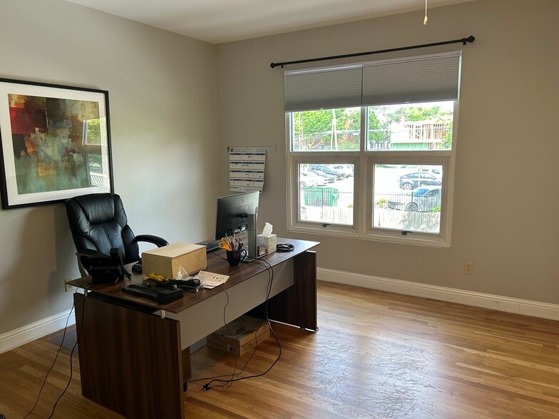More Photos Of 4235 Cedar Springs Rd, Dallas Office For Sale