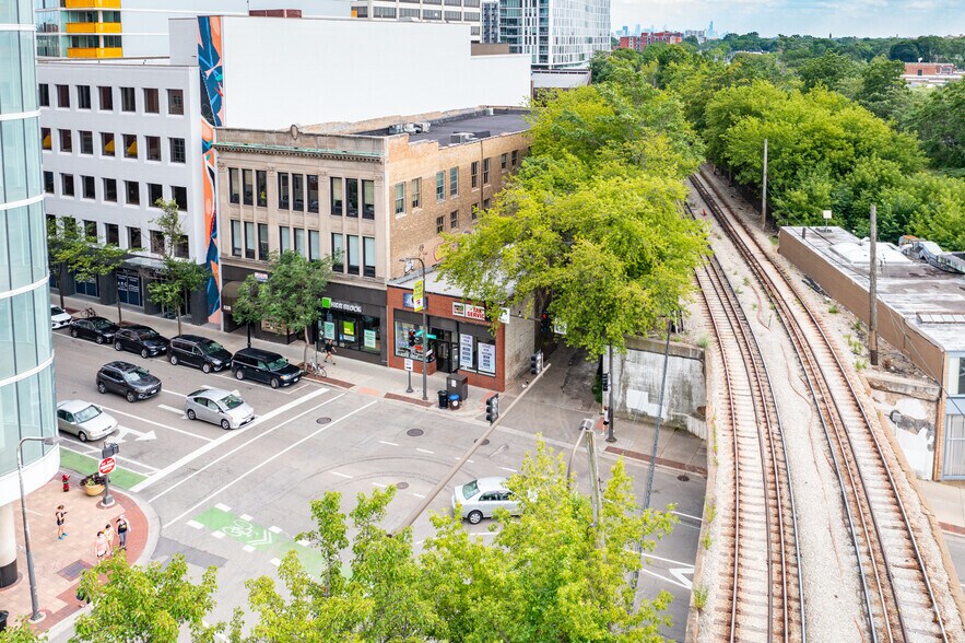 More Photos Of 830 Davis St, Evanston Freestanding For Sale