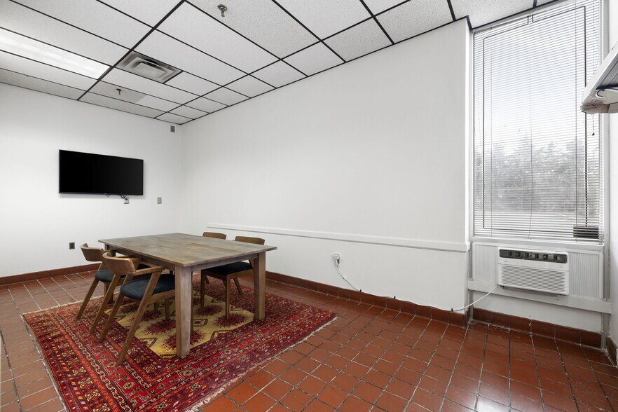More Photos Of 215 Marvin Miller Dr SW, Atlanta Light Distribution For Sale