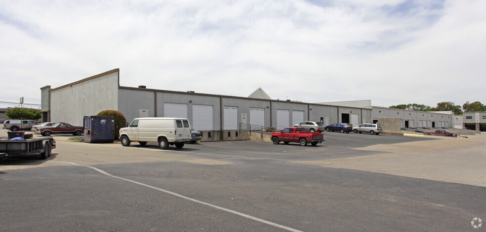 More Photos Of 404 W Powell Ln, Austin Warehouse For Lease