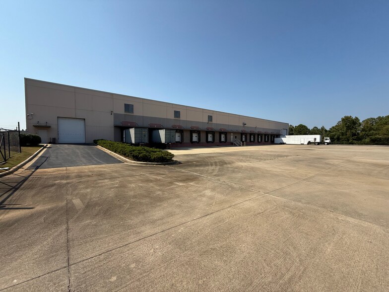 More Photos Of 241 Commercial Park Cir, Calera Distribution For Lease