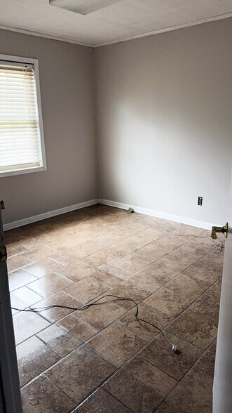 More Photos Of 378 Eastland Rd, Dothan Distribution For Sale