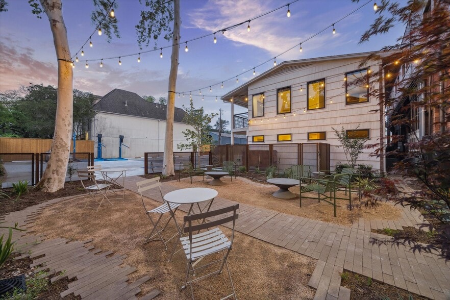 More Photos Of 2412 Bartlett St, Houston Loft Creative Space For Lease