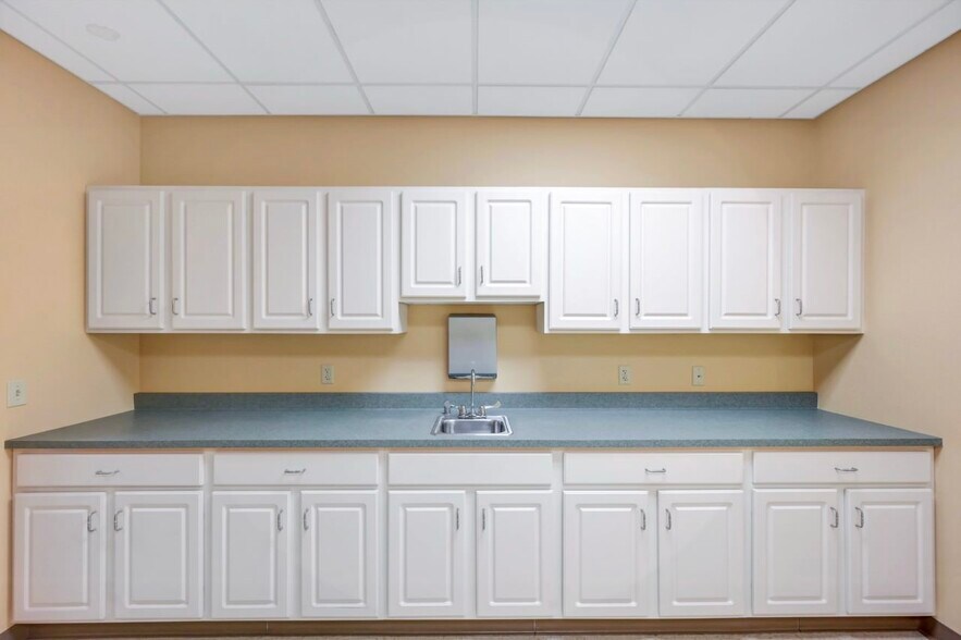 More Photos Of 1110 Clay Ave, Dunmore Medical For Lease