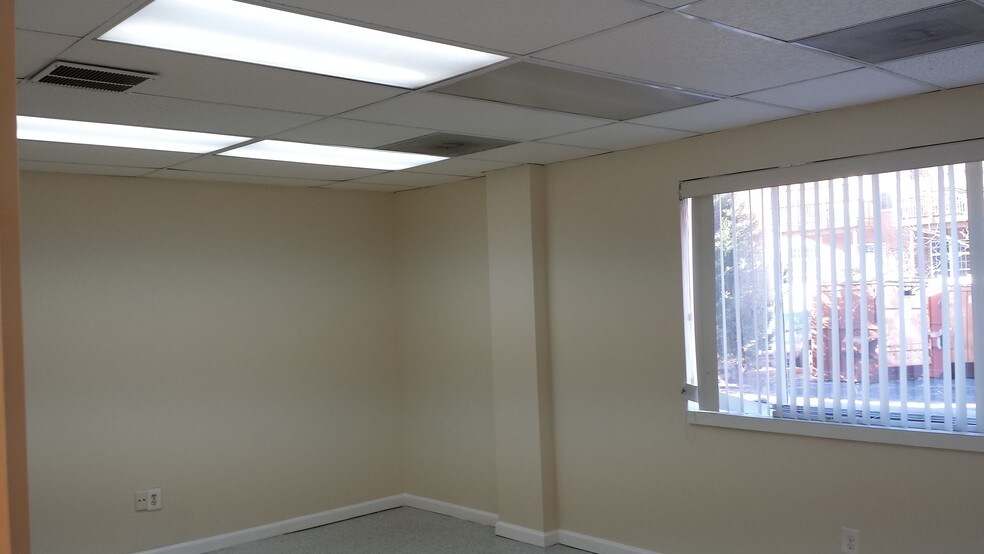 More Photos Of 3910 University Dr, Fairfax Storefront Retail Office For Lease