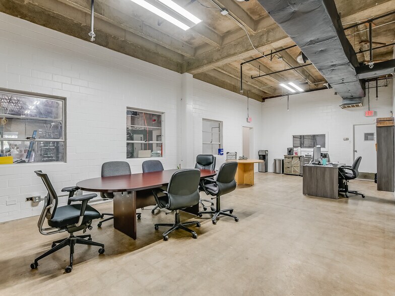 More Photos Of 414 Vera Cruz, San Antonio Warehouse For Lease