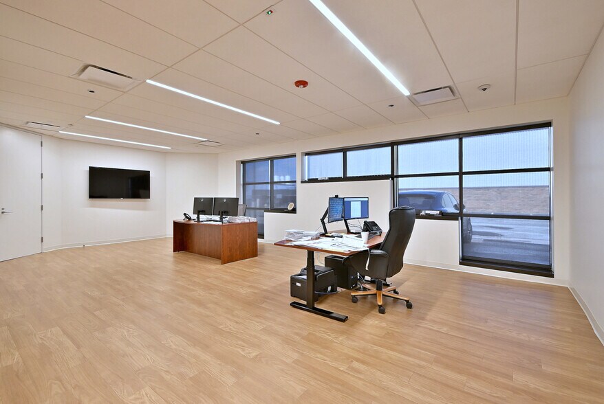 More Photos Of 2100 W 21st St, Broadview Light Manufacturing For Lease