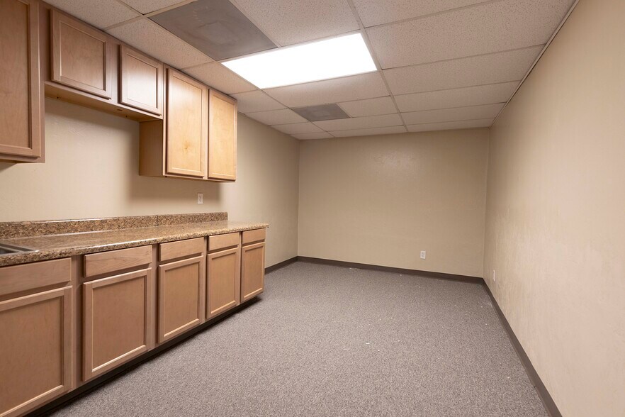 More Photos Of 1203 SE 9th Ter, Cape Coral Light Distribution For Lease