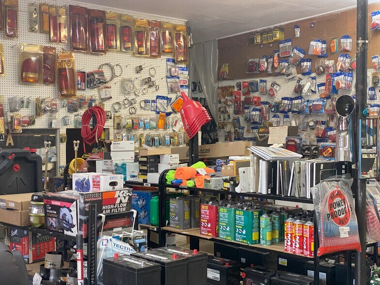 More Photos Of 320 S Mulberry St, Pearsall Auto Repair For Sale