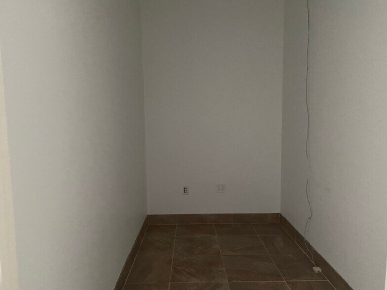 More Photos Of 2047-2071 Global Ct, Sarasota Warehouse For Lease