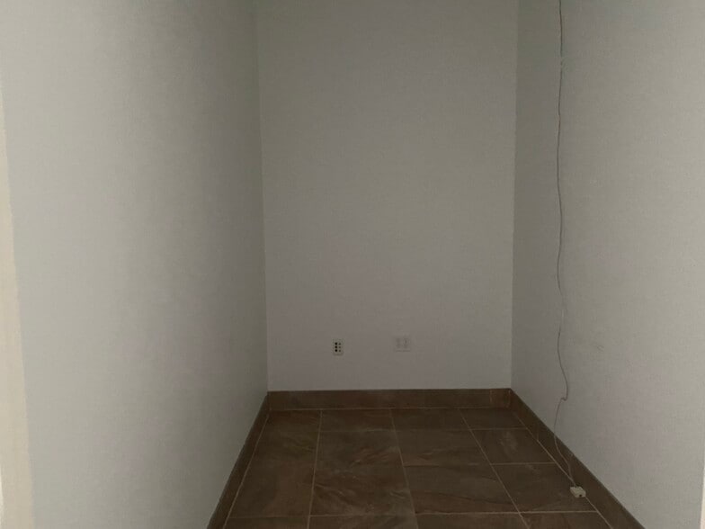 More Photos Of 2047-2071 Global Ct, Sarasota Warehouse For Lease