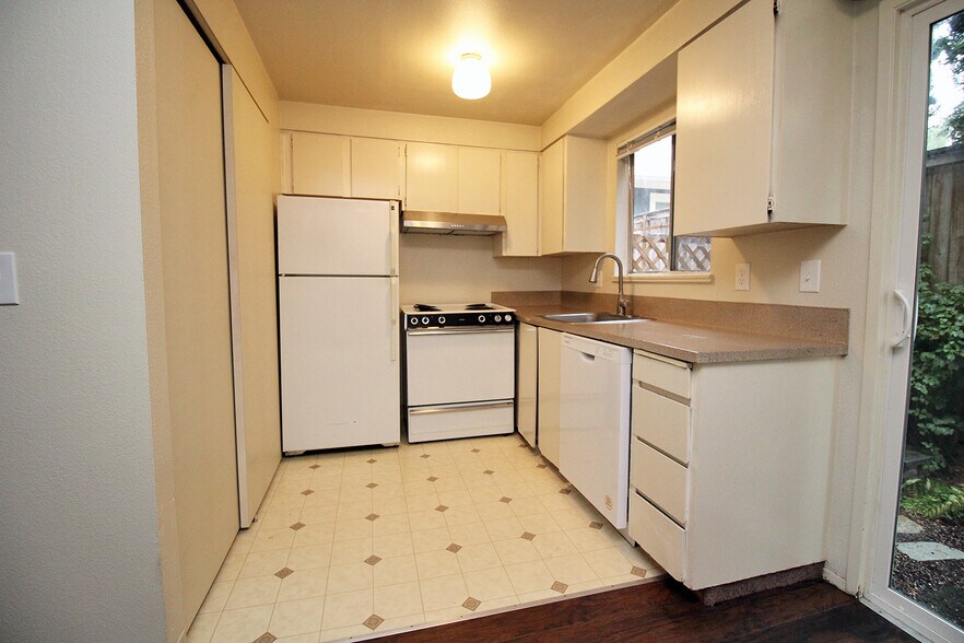 More Photos Of 1822 SE Ash St, Portland Multifamily For Sale