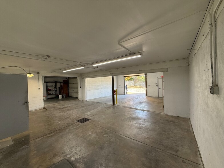 More Photos Of 10703 Tesshire Dr, Saint Louis Industrial For Sale