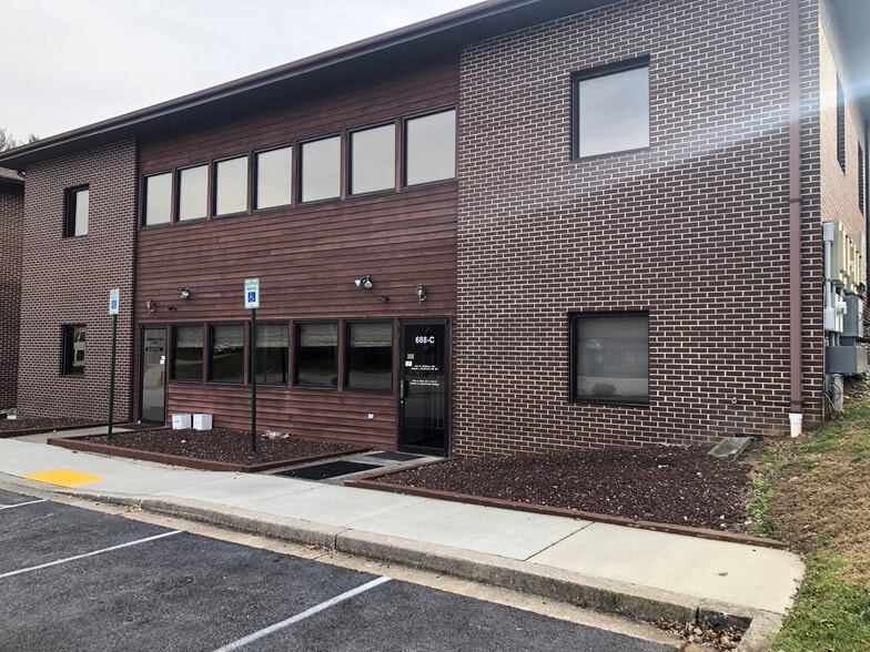 More Photos Of 686 Poole Rd, Westminster Office For Lease