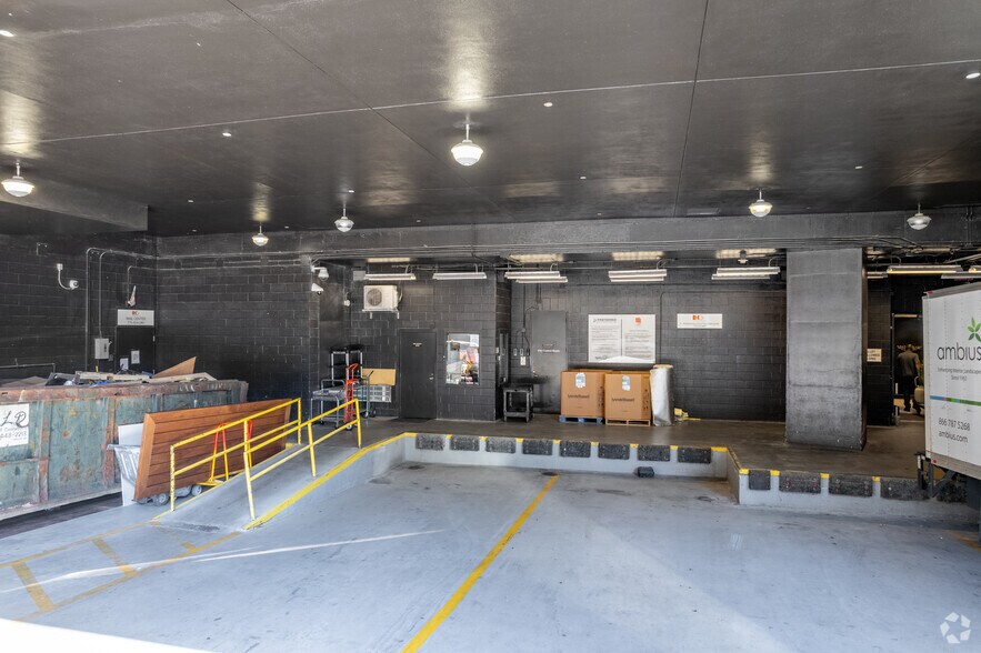 More Photos Of 3 Ravinia Dr, Atlanta Office For Lease