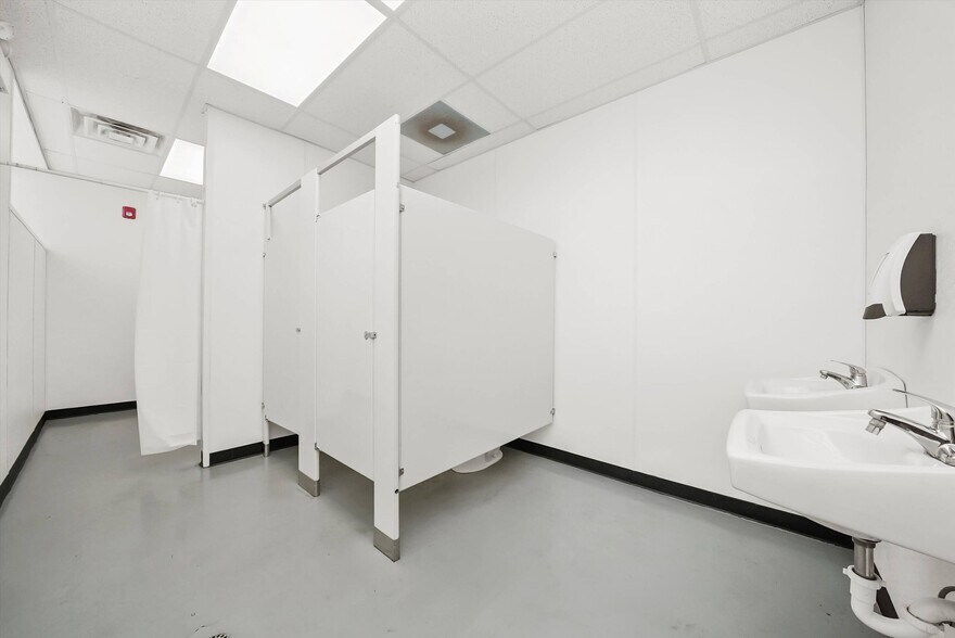 More Photos Of 526 N Western Ave, Chicago Manufacturing For Sale