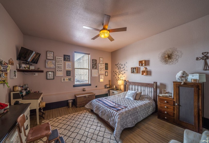 More Photos Of 75 N Waco St, Hillsboro General Retail For Lease