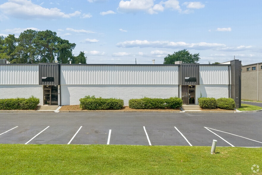 More Photos Of 1870-1908 Forge St, Tucker Distribution For Lease