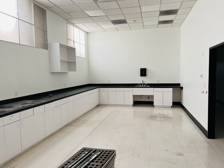 More Photos Of 3401 Winona Ave, Burbank Warehouse For Sale