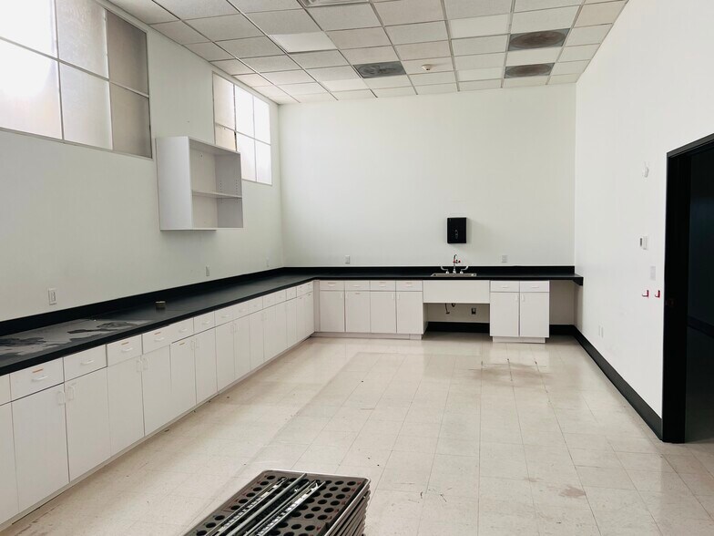 More Photos Of 3401 Winona Ave, Burbank Warehouse For Sale