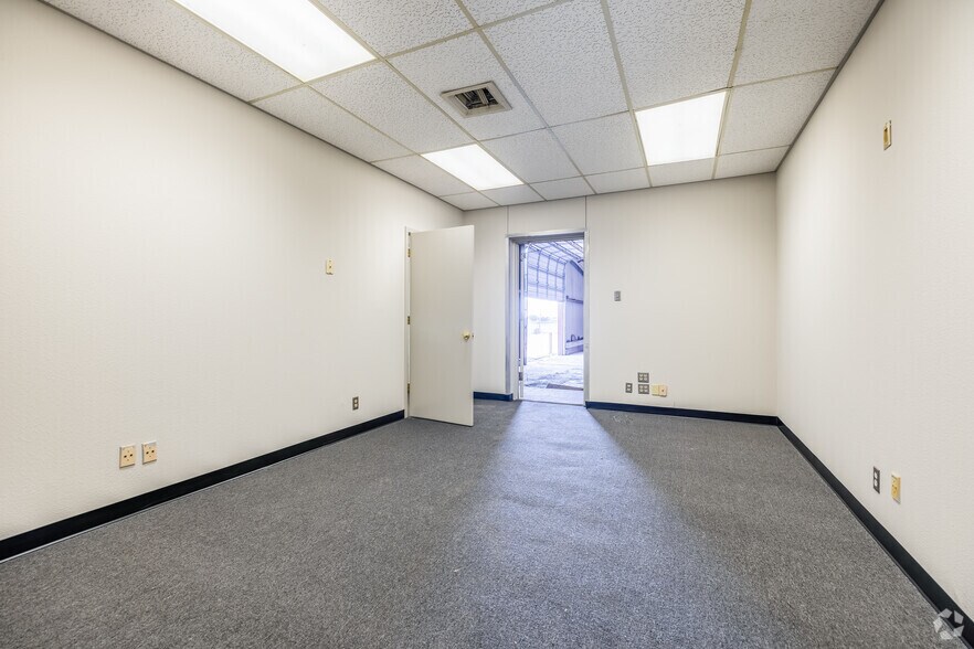More Photos Of 605 E Yukon Rd, Odessa Warehouse For Lease
