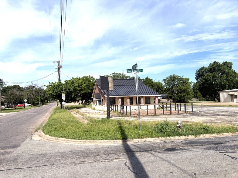 More Photos Of 900 N Broughton St, Sherman Restaurant For Sale