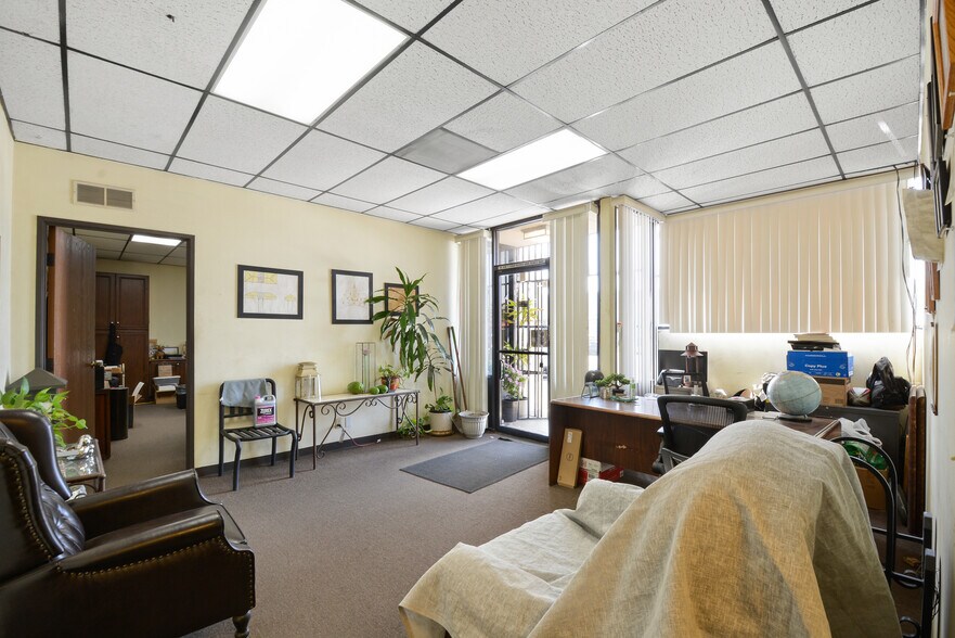 More Photos Of 623 Young St, Santa Ana Manufacturing For Sale