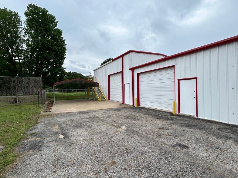 More Photos Of 5424 W Oak St, Palestine Showroom For Lease