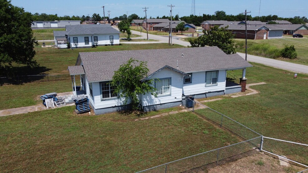 More Photos Of 701 W Broadway, Seminole Manufacturing For Sale