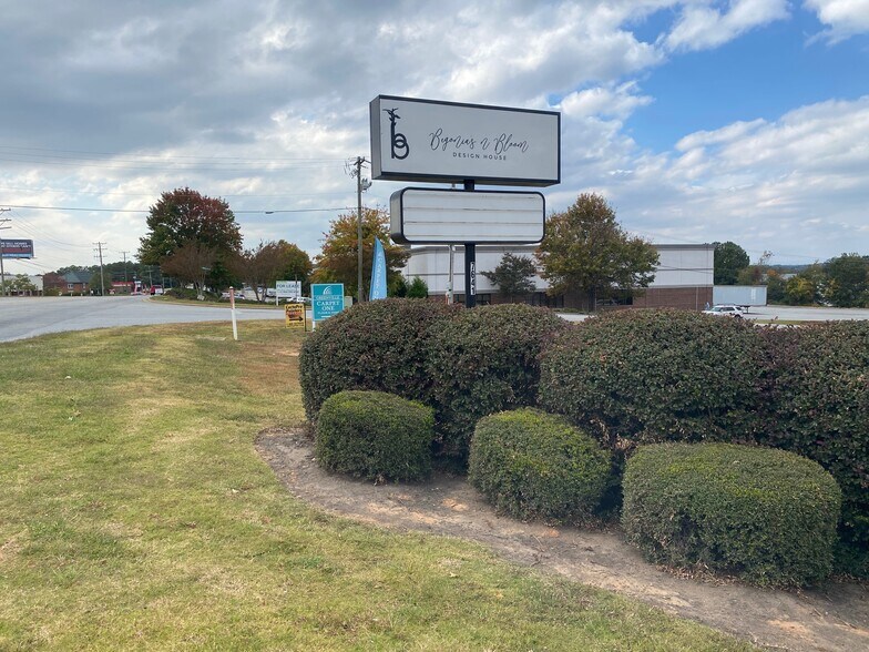 More Photos Of 7641 Pelham Rd, Greenville Freestanding For Lease