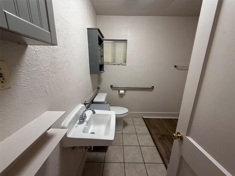 More Photos Of 6946 Moss Rose St, Houston Office For Sale