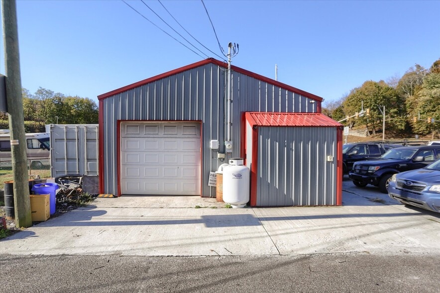 Primary Photo Of 40 N 4th St, Saint Clair Auto Repair For Sale
