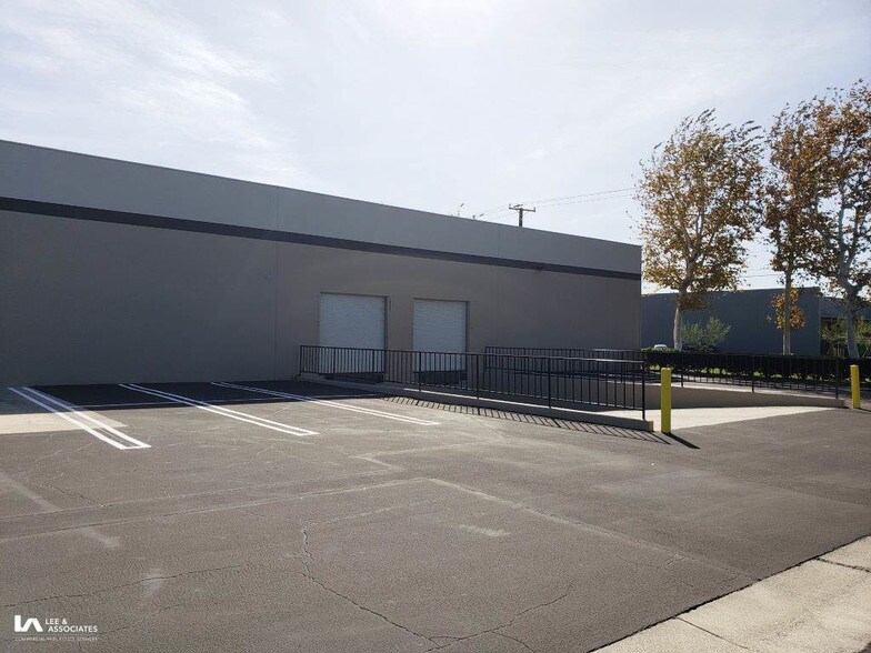More Photos Of 17221 Daimler St, Irvine Warehouse For Lease