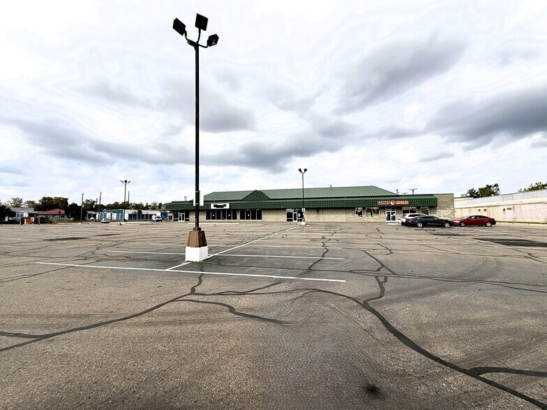 More Photos Of 11811 E 8 Mile Rd, Warren General Retail For Lease