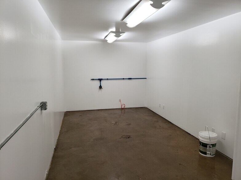 More Photos Of 3059-3061 SE Monroe St, Stuart Warehouse For Lease