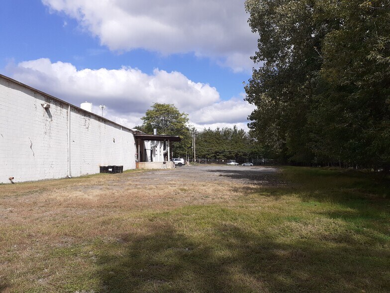 More Photos Of 20 Industrial Pl, Middletown Manufacturing For Lease