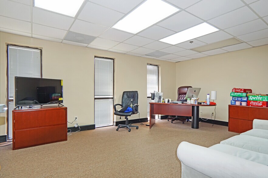 More Photos Of 1560 Commercial Ct, Jonesboro Office For Sale