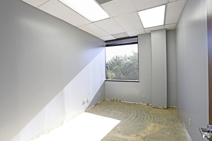 More Photos Of 17120 N Dallas Pky, Dallas Office For Lease