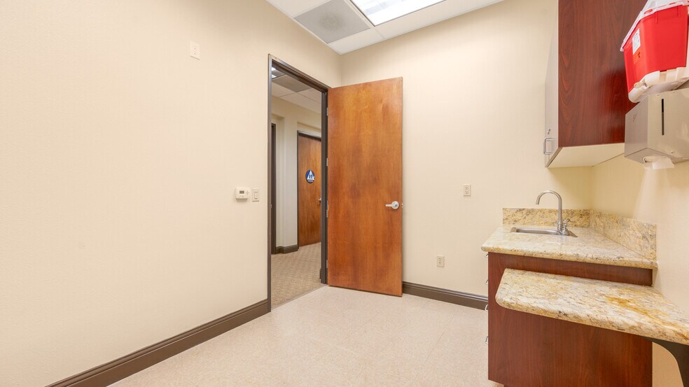 More Photos Of 7206 N Milburn Ave, Fresno Medical For Lease
